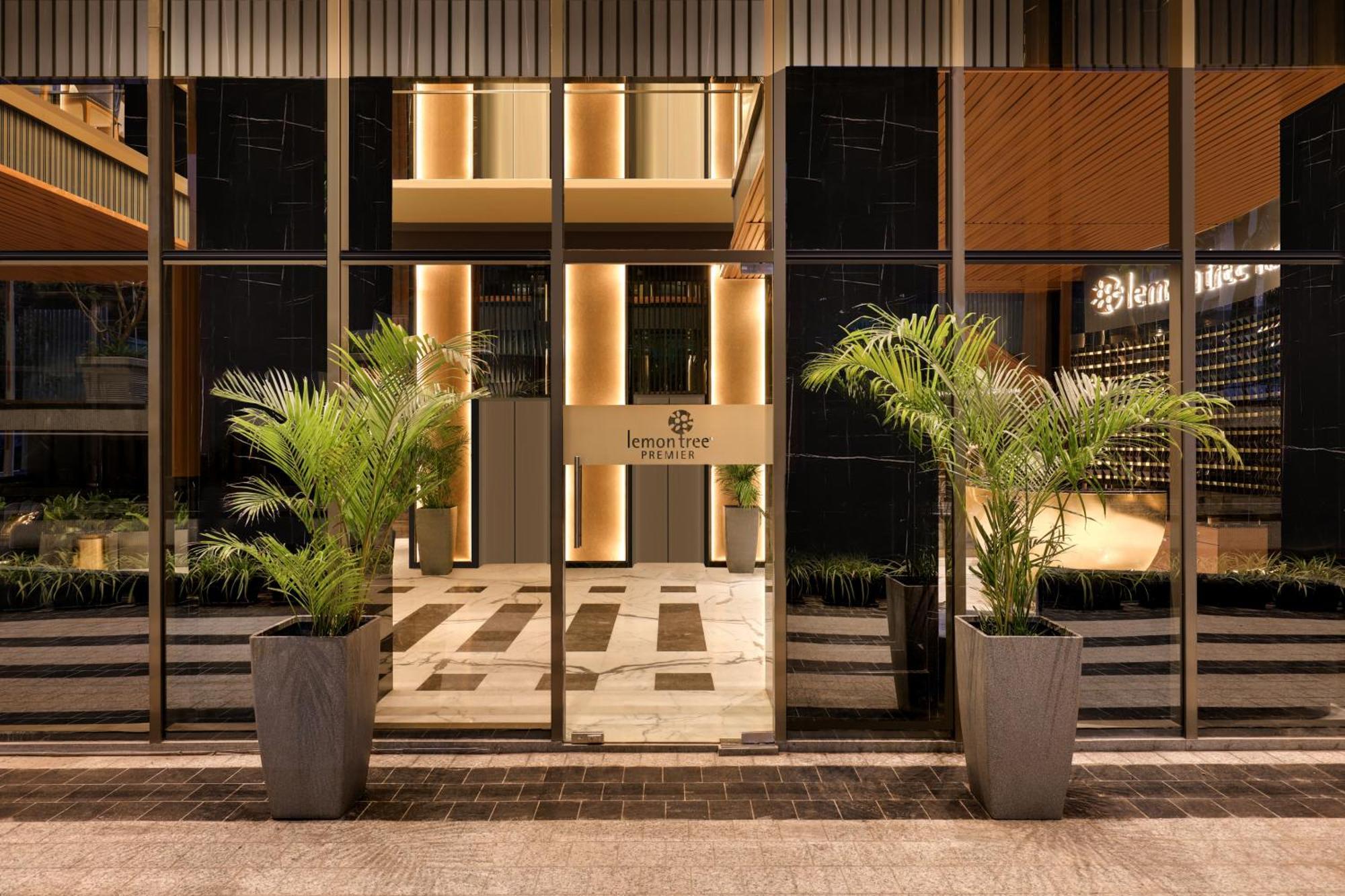 Lemon Tree Premier, Malad, Mumbai Hotel Exterior photo